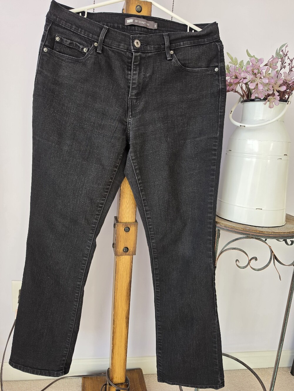 #2653, Woman levi's, style 505 straight leg black, Sz 8, 29 " long great conditi